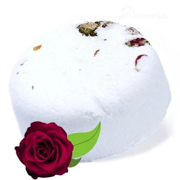 Vonios burbulas su rožių žiedlapiais ir kanangais